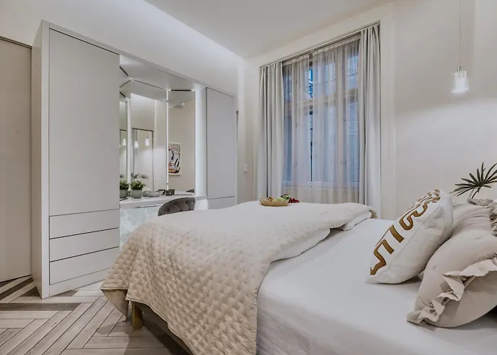 Luxe 3bed 3bath Steps To New York Cafe & Szimpla Kert *