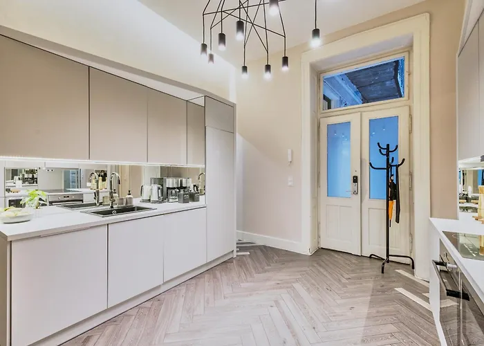 Luxe 3bed 3bath Steps To New York Café&szimpla Kert Apartamento