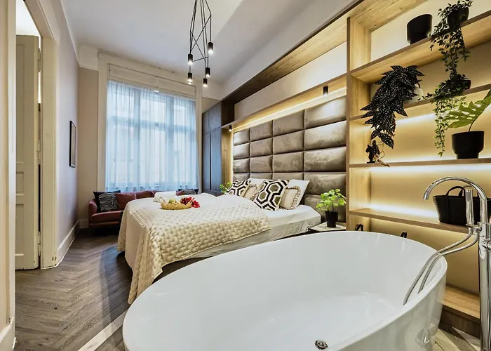 Luxe 3bed 3bath Steps To New York Café&szimpla Kert Apartamento